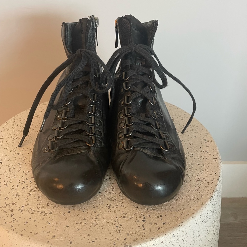 Rubber Soul Brand .. combat boot / sneaker sz 6
